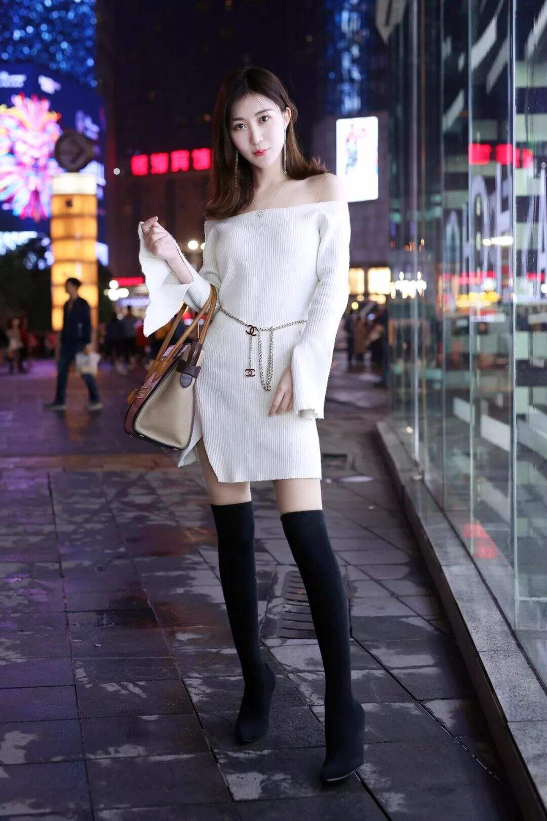 街拍重庆女孩,谁是媲美迪丽热巴的漫画腿精?