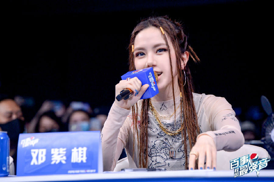 王嘉尔邓紫棋助阵2021百事校园最强音,高调组合夺得