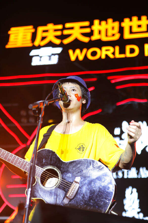 也致力于支持本土创艺力量,聚集到摩登天空新血计划人气冠军银冕乐队