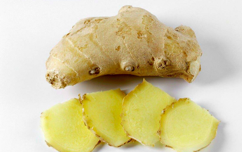 新女网 养生 煨姜:将鲜生姜洗净,用草纸包裹,放在清水中浸湿,直接放在