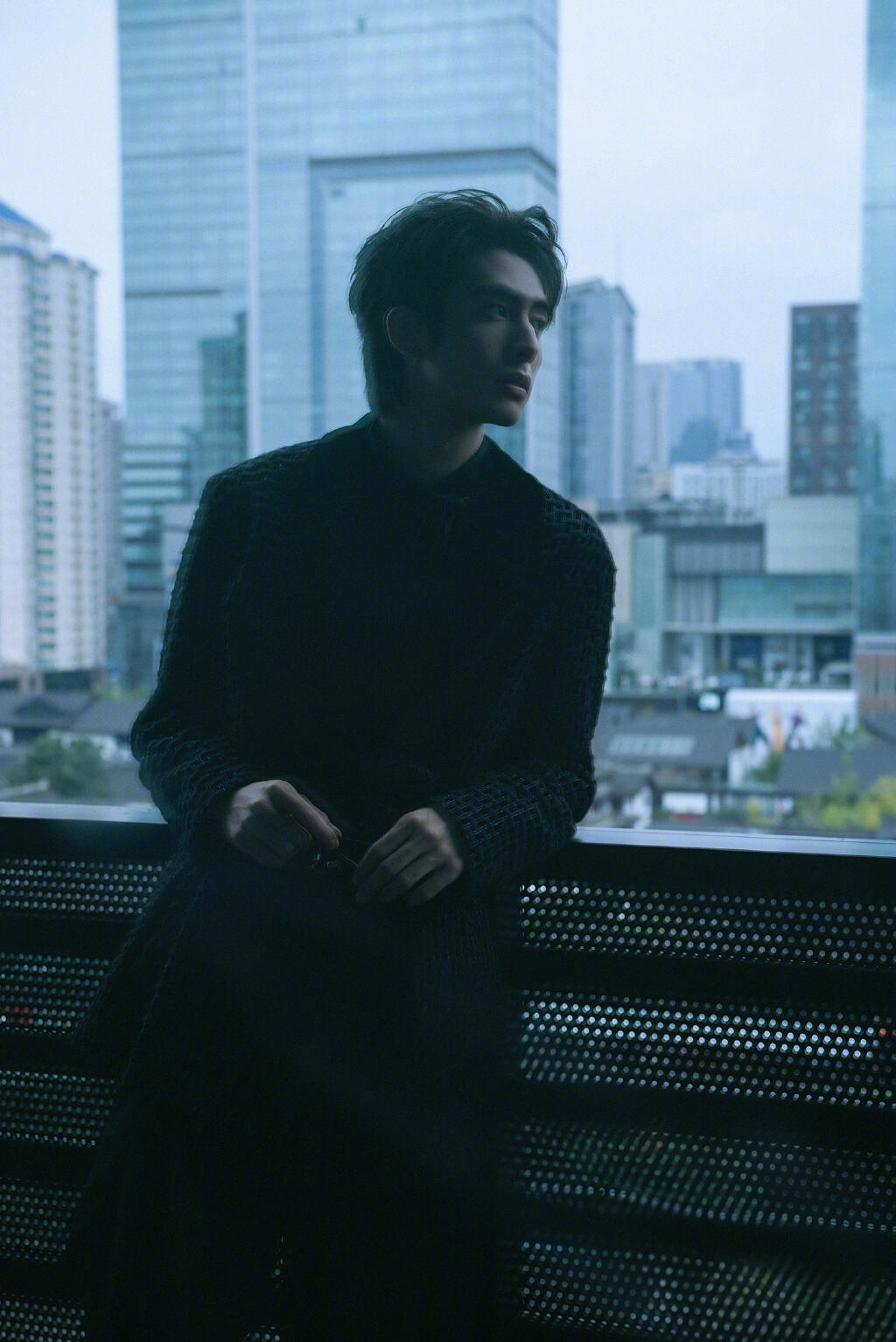 上游时尚宋威龙时尚大片展现优雅侧颜杀