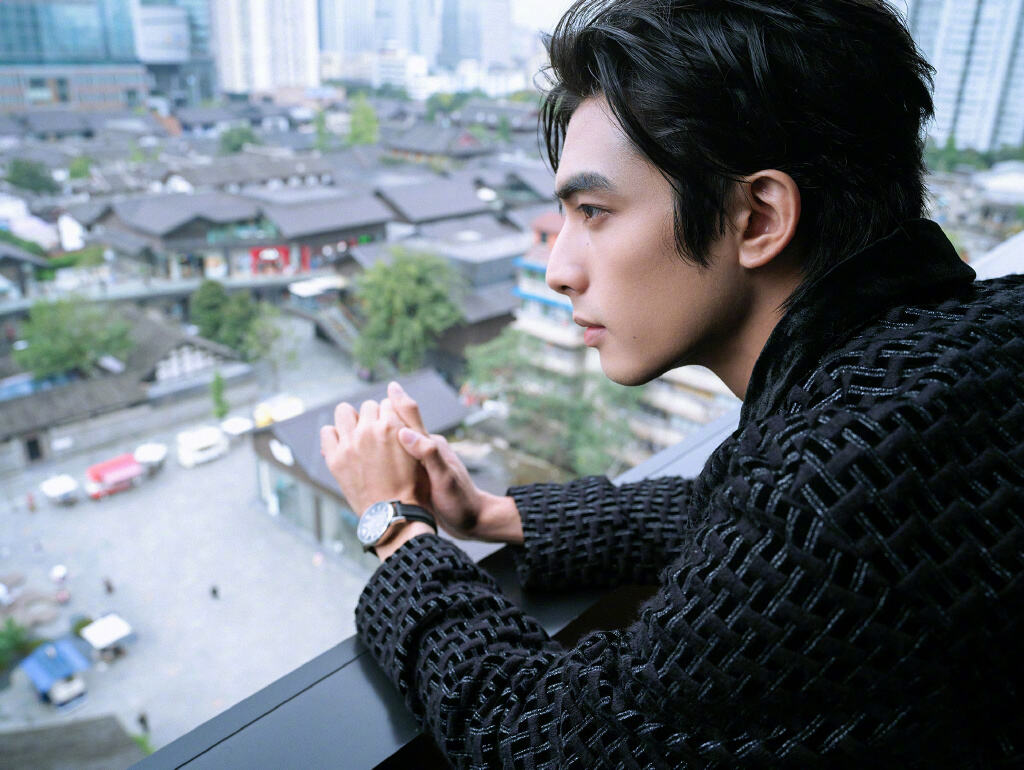 上游时尚宋威龙时尚大片展现优雅侧颜杀