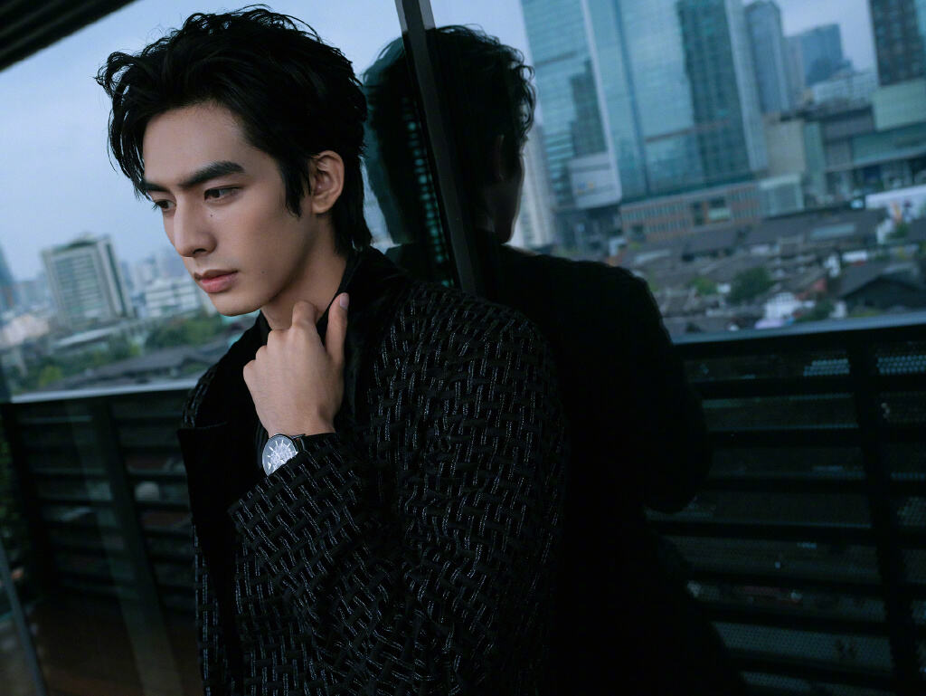 上游时尚宋威龙时尚大片展现优雅侧颜杀