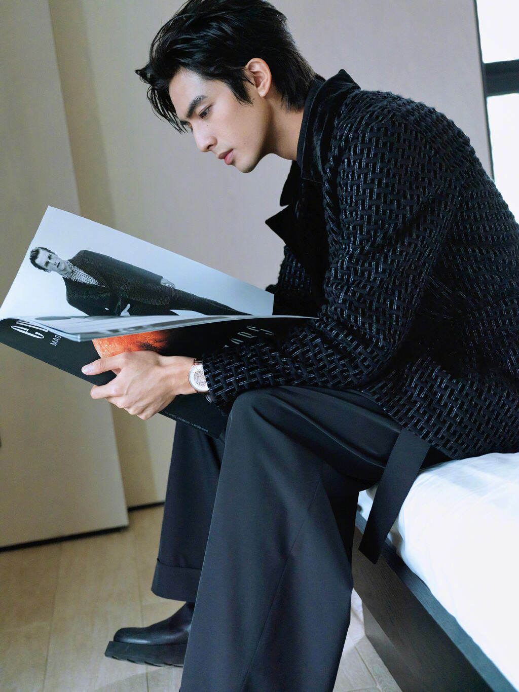 上游时尚宋威龙时尚大片展现优雅侧颜杀