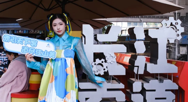 重庆宠粉再升级！重庆国际小姐打卡长江索道、皇冠大扶梯、凯旋路电梯“魔幻三件套”