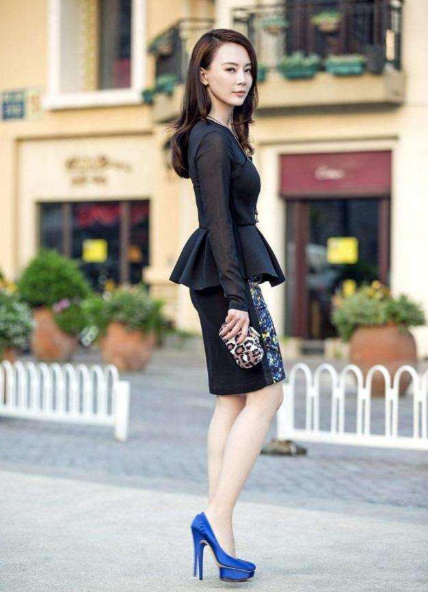 上游时尚|女人过了50岁最好不要衬衫配阔腿裤,学陈数这样穿,减龄又