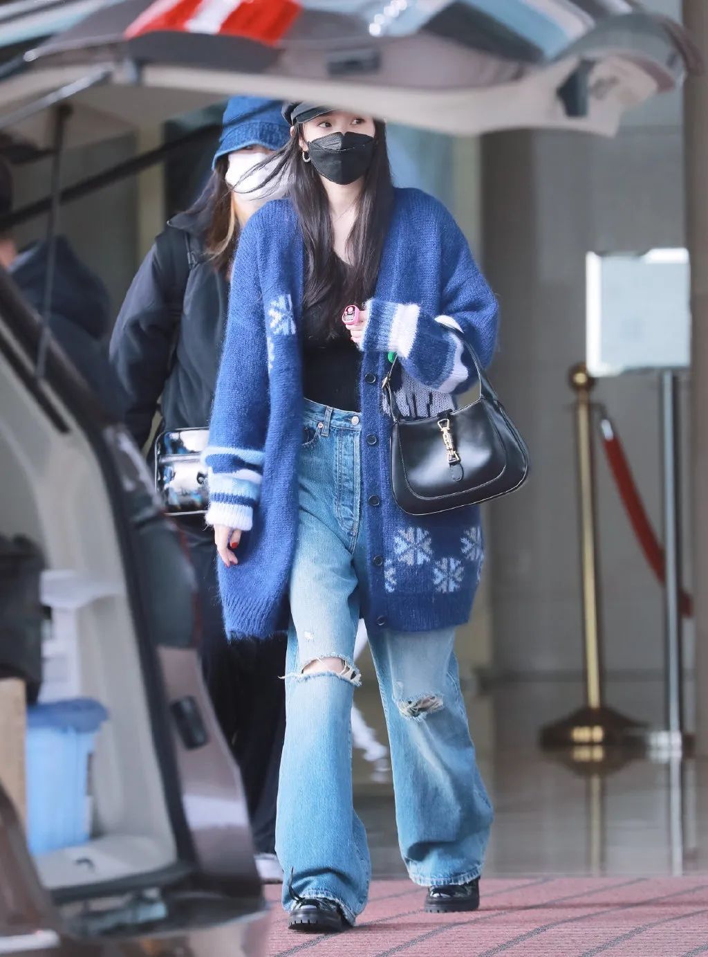 杨幂用这双漆皮厚底系带靴,搭配阔腿裤和毛衣外套,不愧是机场街拍女王