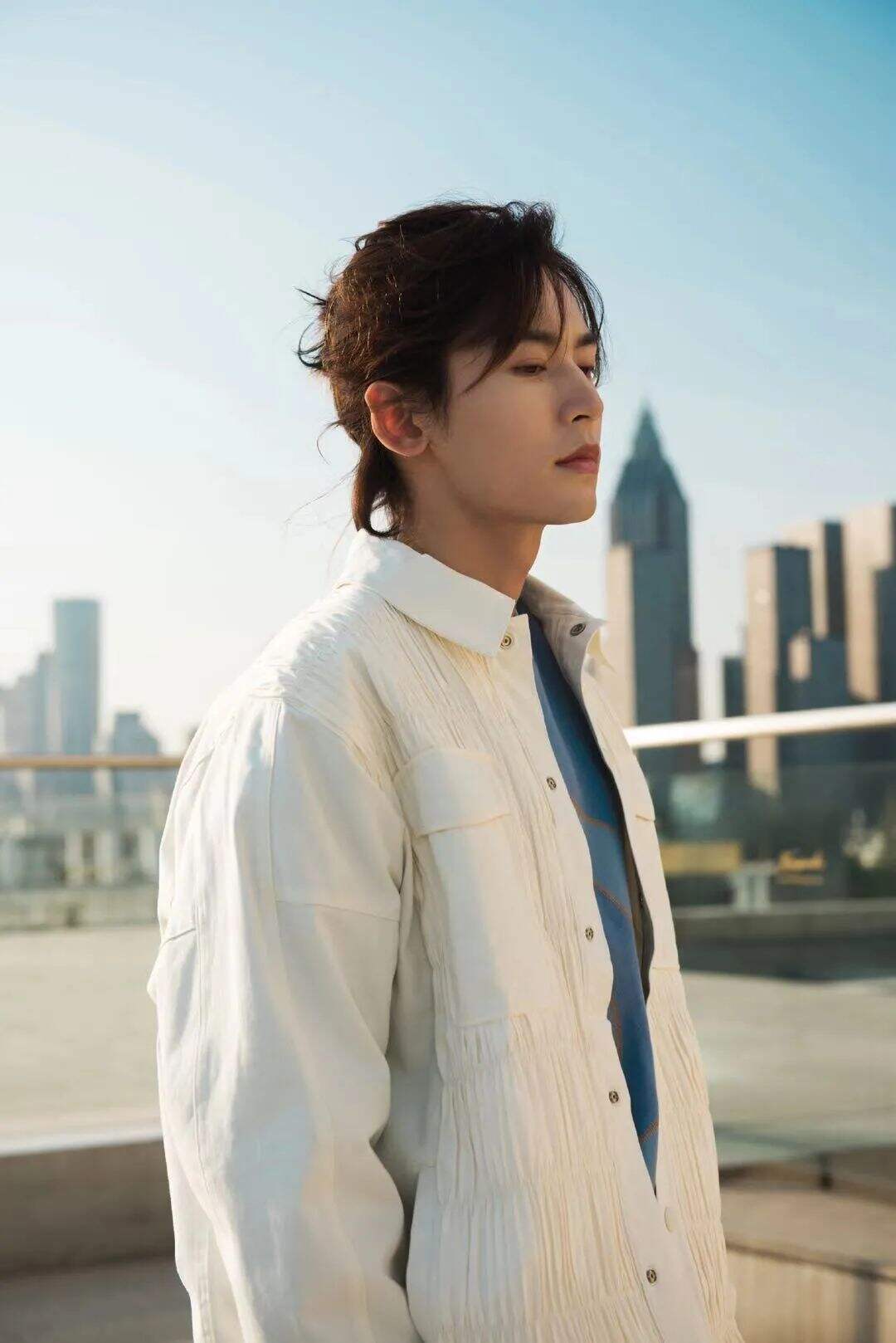 本周张哲瀚在出席活动时,身穿灰色毛呢西装内搭v领针织衫的造型,成为