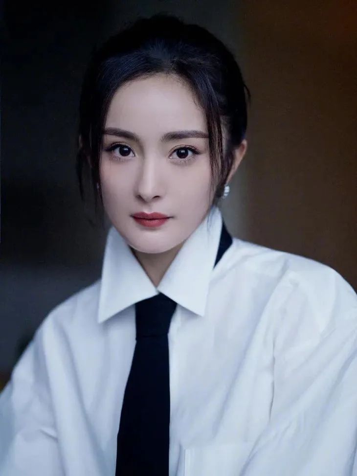 上游时尚|杨幂录制《奇葩说》,这个学姐造型有点气势!