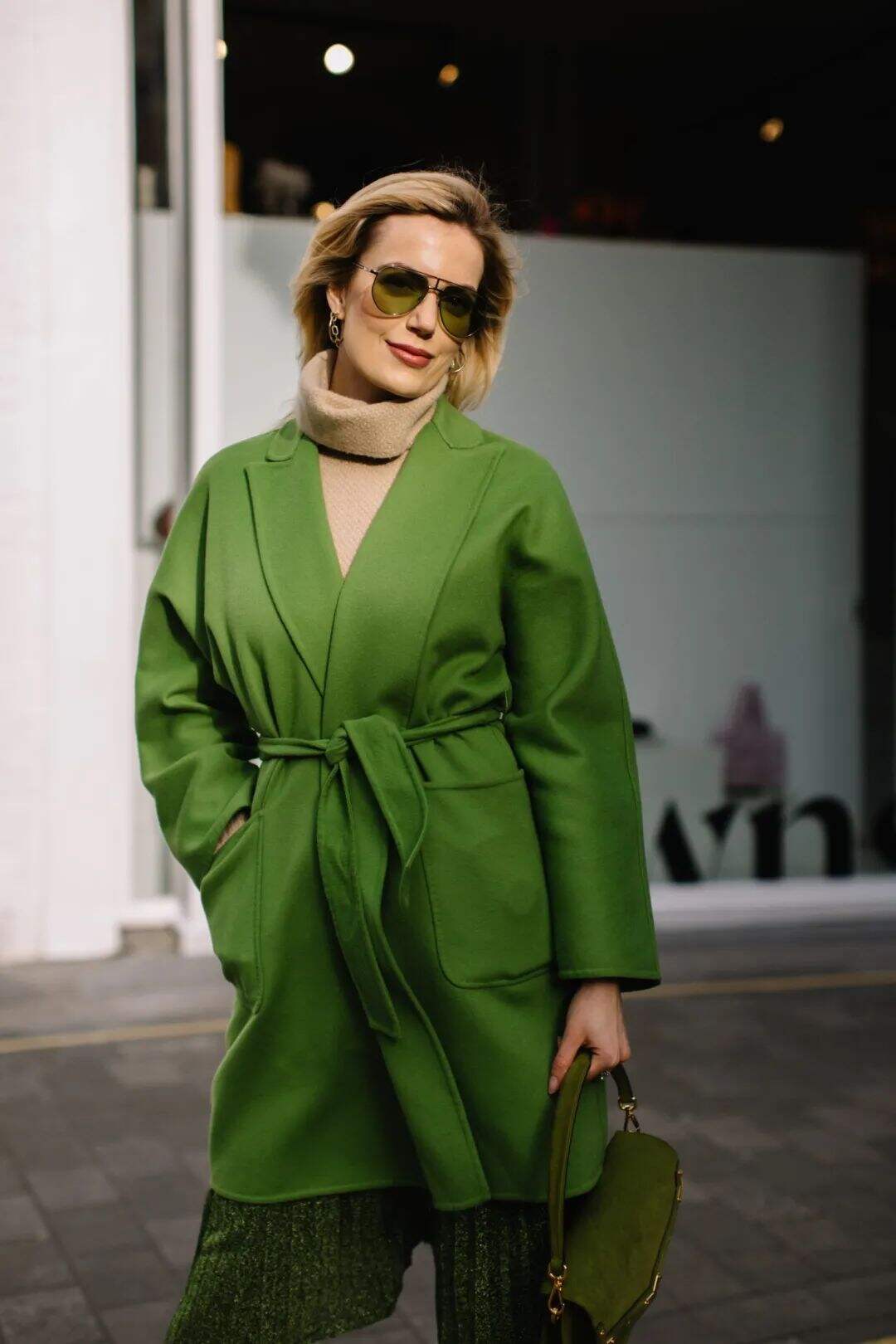 上游时尚|会穿的人,冬天用棕色配绿色!