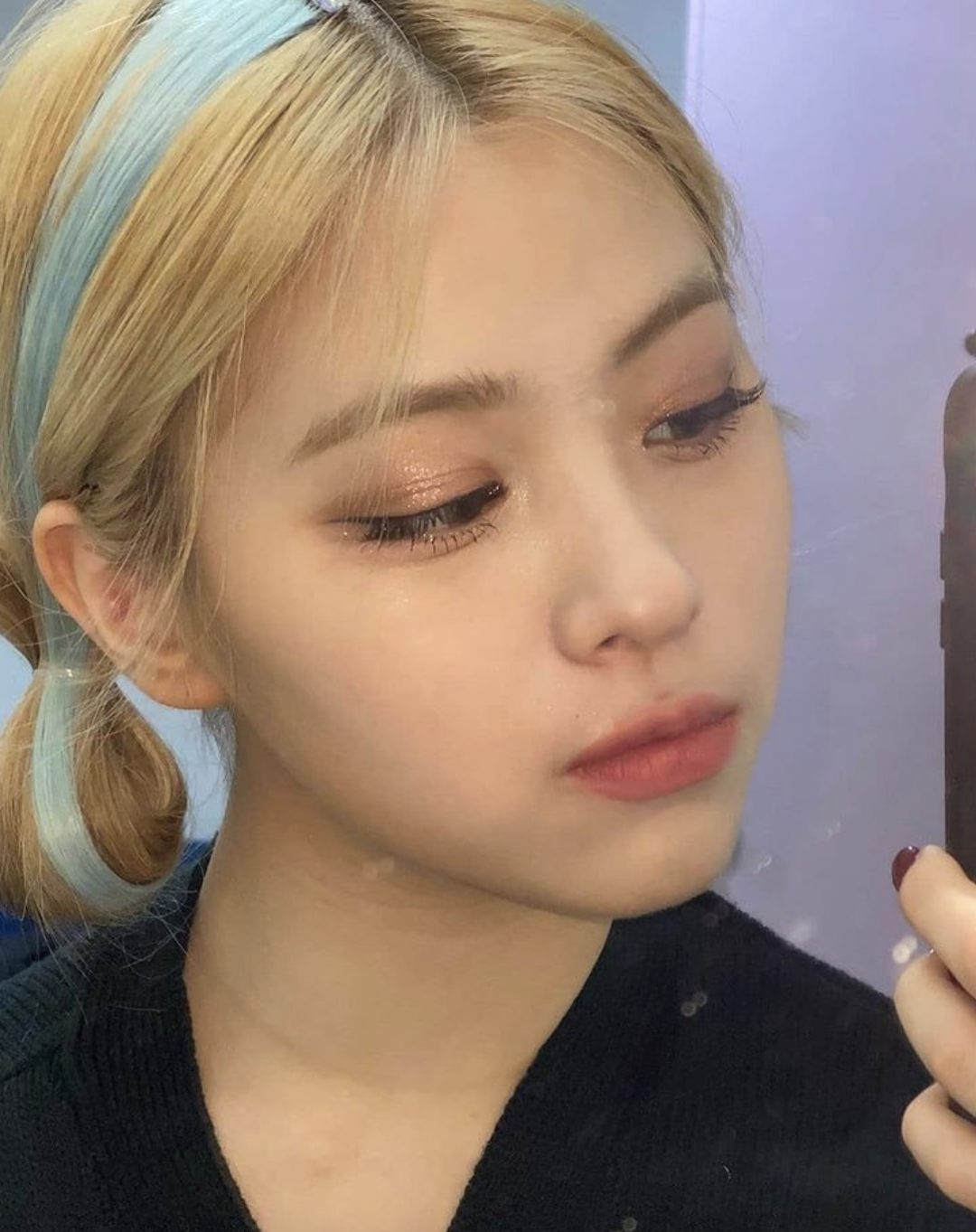 ss中的李采映也尝试了发箍染,她也是在金发的基础上挑染了一条焦糖色.