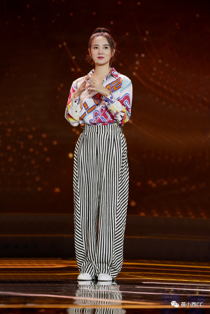 上游时尚|宋佳终于肯扮贵妇,穿缎面低领连衣裙高调亮相,就她穿得不