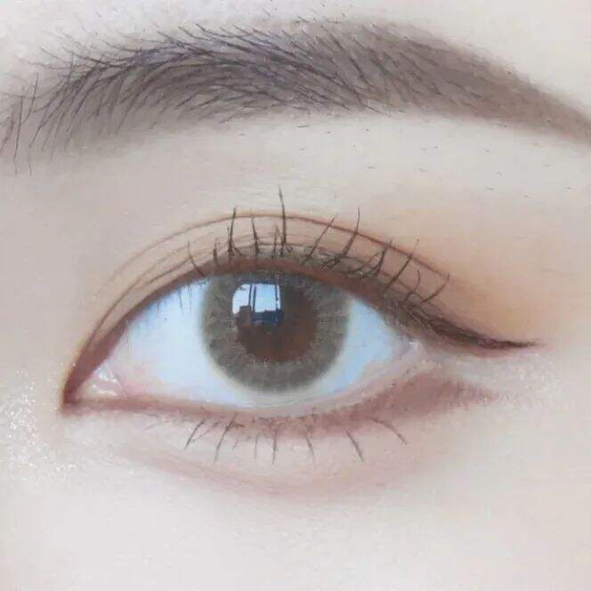 她本身属于 眼尾上扬的杏仁眼,偏短,圆,且 眼间距的