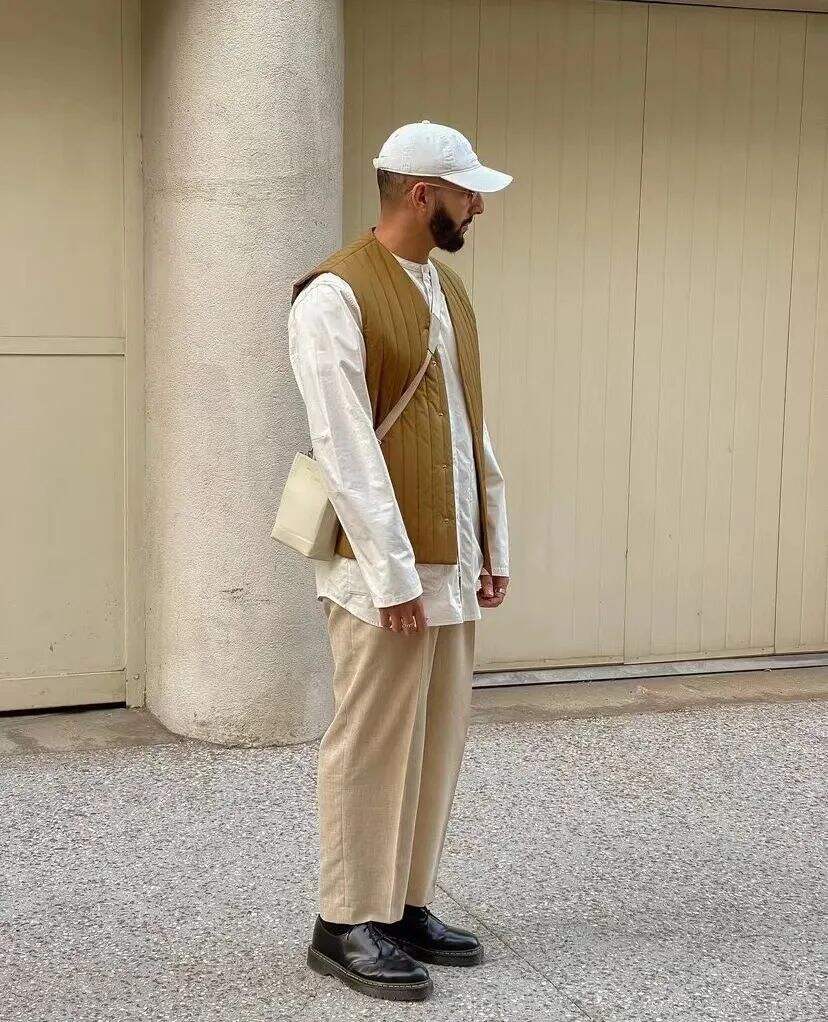 却可以给寒冷的冬季带来一些视觉亮点的颜色,搭配起来也是非常有讲究